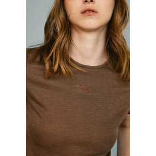 STUDIO UNKNOWN - SSS01 Kris Top เสื้อยืดปักโลโก้ SSS