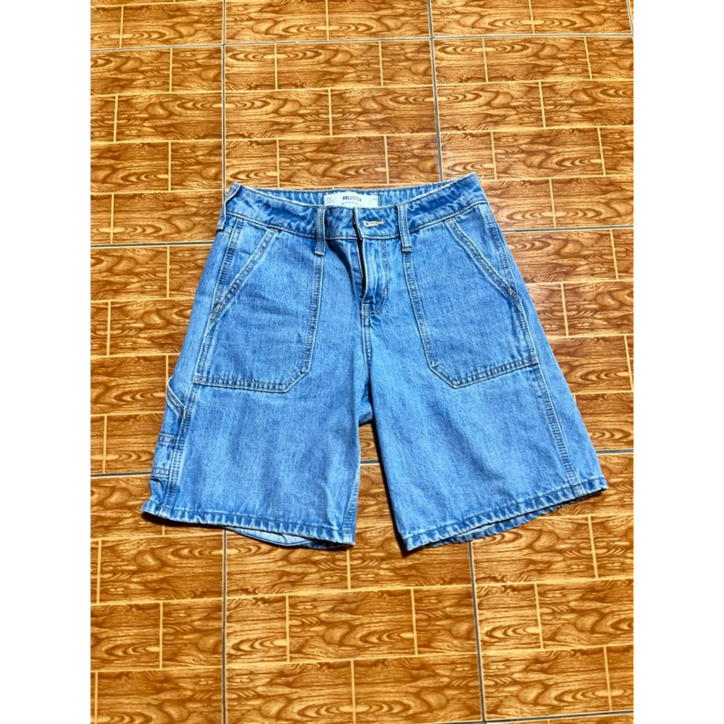 ส่งต่อขาสั้นยีนส์ แบรนด์ hollister  ทรงสวย ✔️มือสองค่ะ✔️