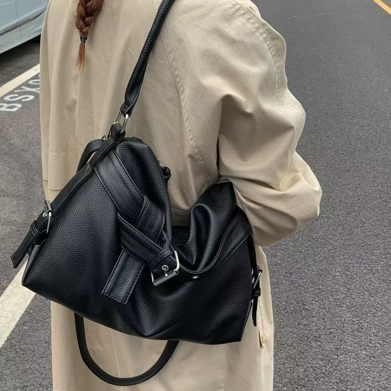 P350 ส่งจาก🇹🇭 กระเป๋าสะพายหนัง PU ทรง hobo หนังเป็นเม็ด ขนาด   ขนาด 15 นิ้ว ยาวสุดของตัวกระเป๋า