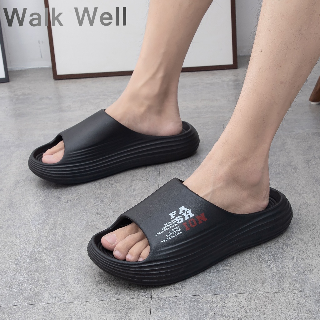 🔥WALK WELLสินค้าฮิต! ผู้ชายสไตล์ถนนรองเท้าแตะแนวโน้มตัวอักษรออกแบบสบายร้อยกลับบ้านออกมีทั้งหมด