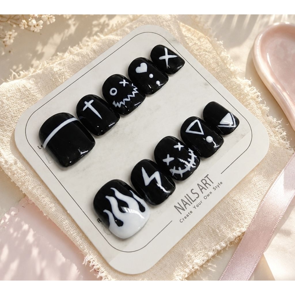 พร้อมส่ง !เล็บปลอมเจลแท้ 100%ลายขาวดำ ลายเท่ เรียบหรู