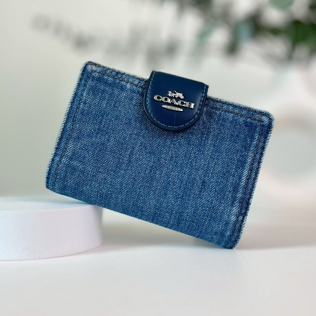 กระเป๋าสตางค์ใบกลาง Medium Corner Zip WalletCAO96
