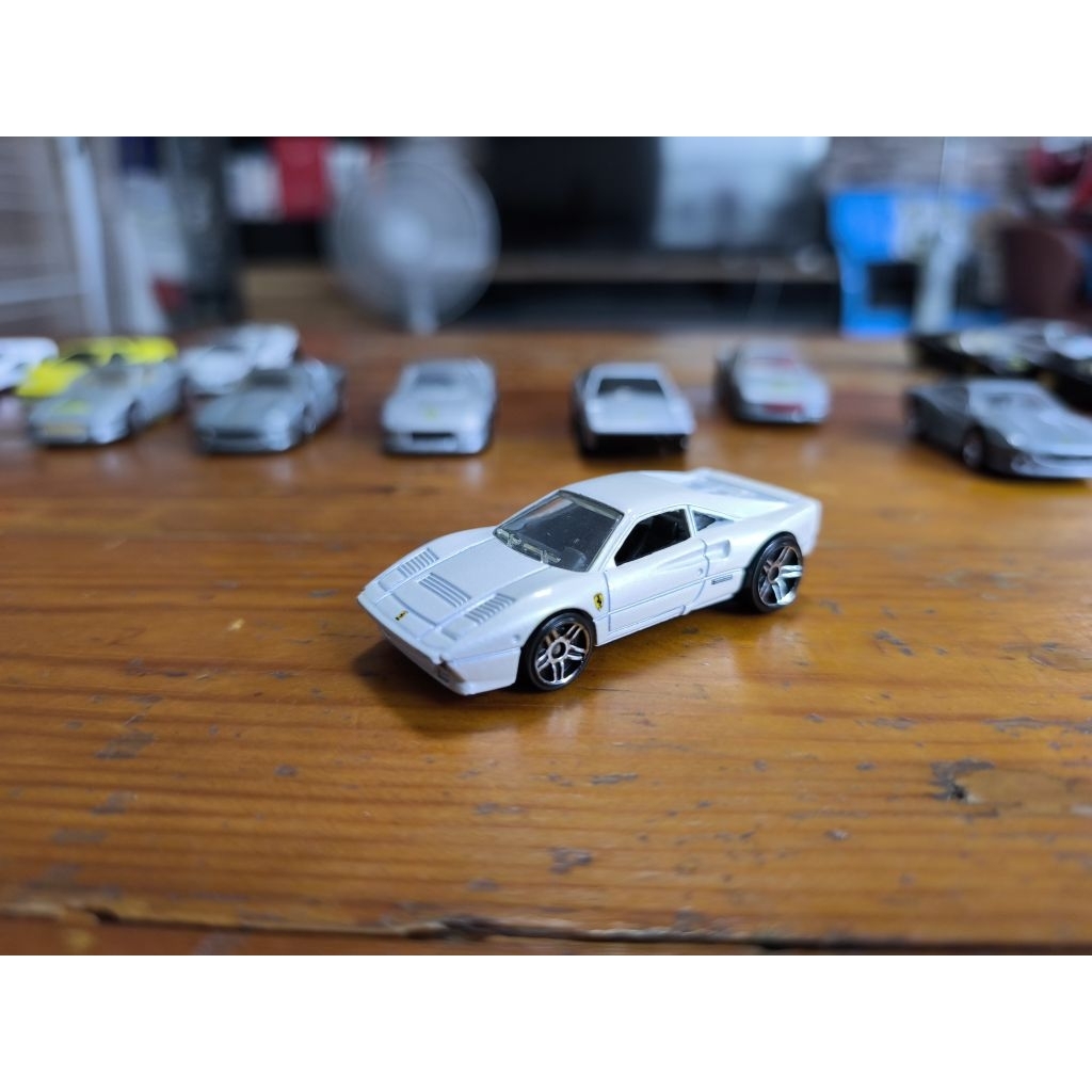 1/64 HOT WHEELS FERRARI 288 GTO