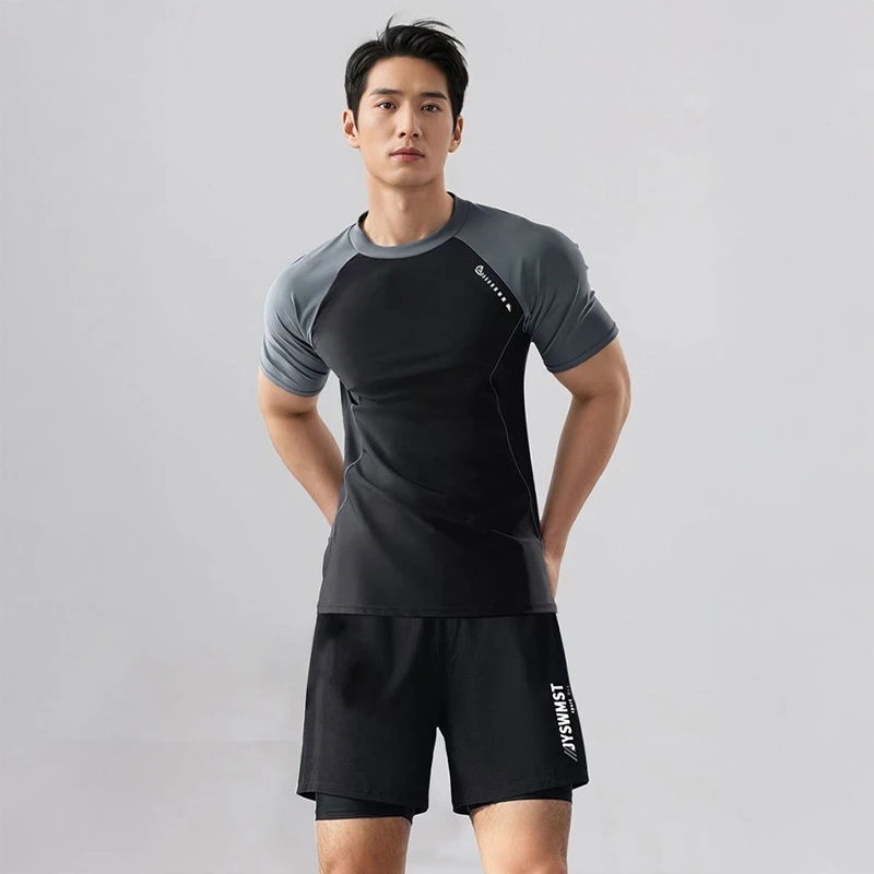 ชุดว่ายน้ำชาย 2ชิ้น เสื้อแขนสั้นกันยูวี กางเกงขาสั้น 2ชั้น มีซับในกันโป๊ แห้งไว สำหรับดำน้ำโต้คลื่น