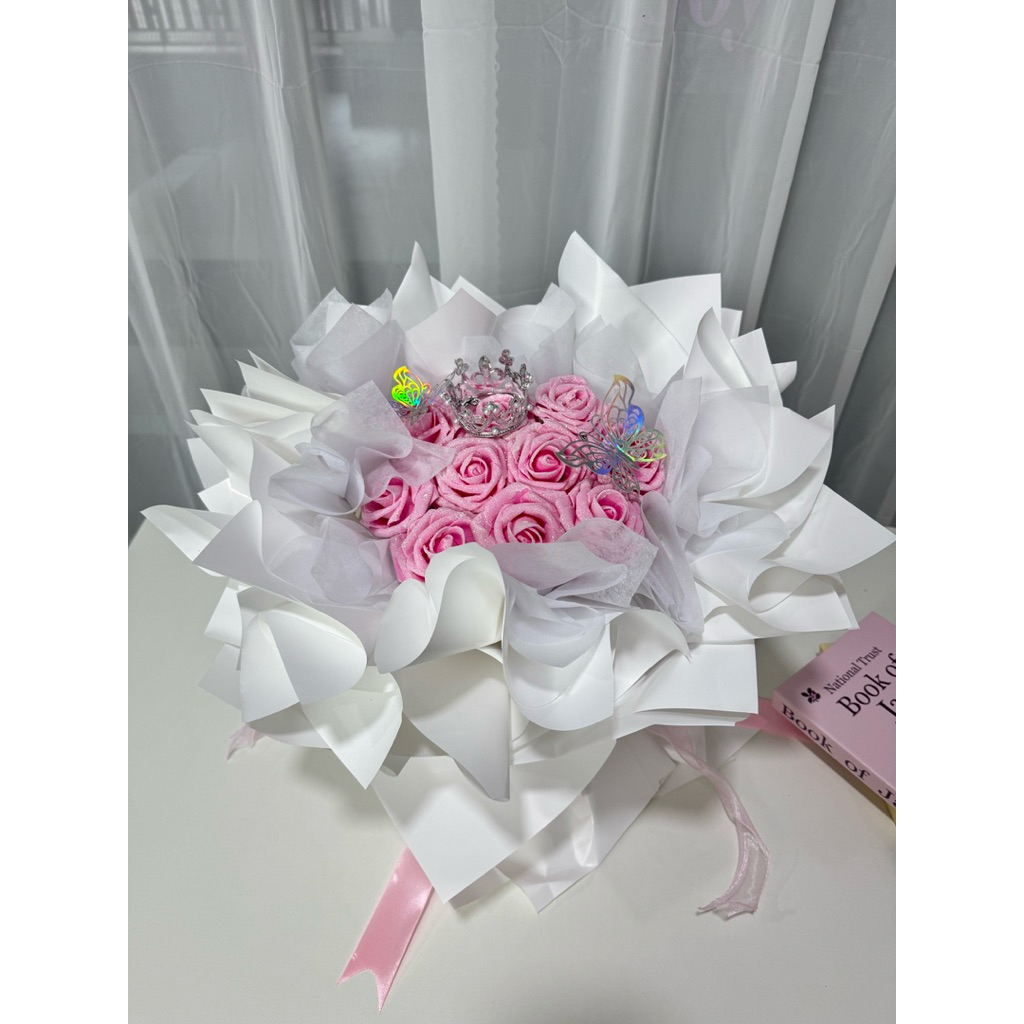 กุหลาบกลิตเตอร์ ช่อ10ดอกmini ห่อฟู✨(รอ3-4วัน) ฟรีมงกุฏ&ผีเสื้อ