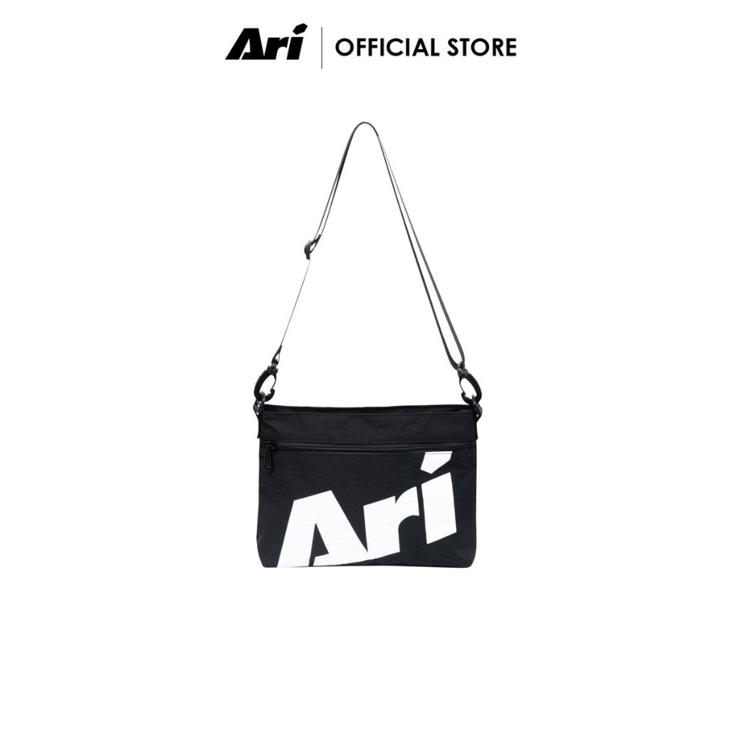 ARI ESSENTIAL SACOCHE BAG - BLACK (AHW1740-01) กระเป๋า สะพายข้าง อาริ สีดำ