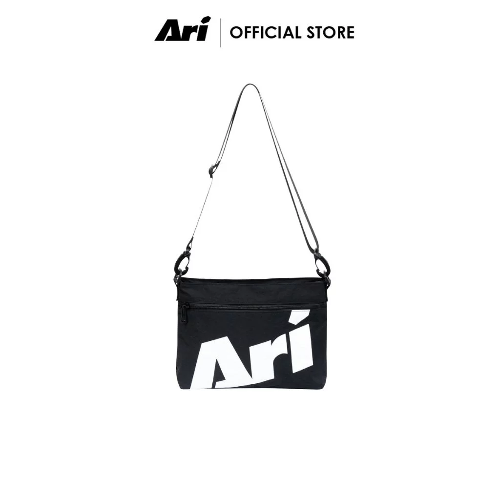 ARI ESSENTIAL SACOCHE BAG - BLACK (AHW1740-01) กระเป๋า สะพายข้าง อาริ สีดำ