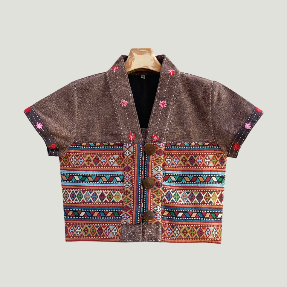 เสื้อคอวีใบปอ ผ้าฝ้ายพื้นเมืองสโตน แต่งลายผ้าทอกระเหรี่ยง กระดุม3เม็ด ทรงสวยเข้ารูปสไตล์ เอวลอยน่ารัก มีขนาด38-40นิ้ว
