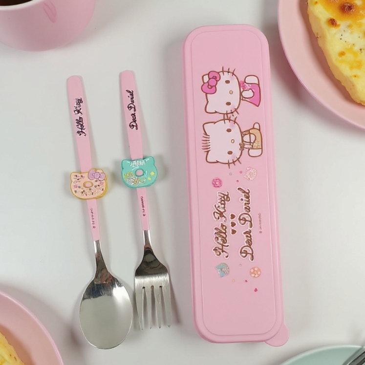ชุดช้อนส้อมสเตนเลส 1คู่ พร้อมกล่อง ลาย Hello Kitty & Dear Daniel มี2 ลาย ลิขสิทธิ์แท้