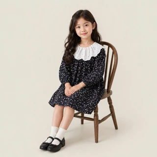 Hania Kids เดรสเด็กผู้หญิงผ้าฝ้ายลายดอกไม้สีดำ ปกบัวลูกไม้ขาว เพิ่มความน่ารักแบบเรียบหรู - K4135538