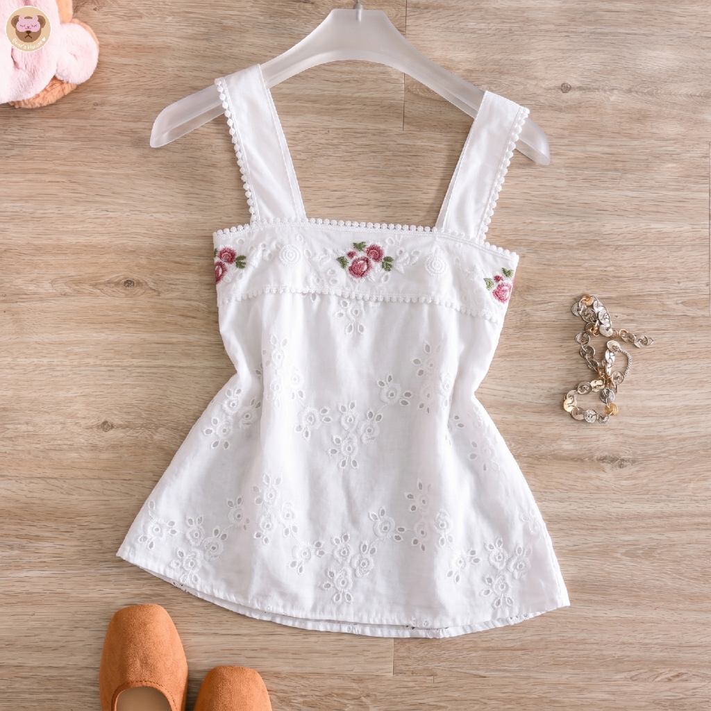 Betty Lace Top สายเดี่ยวผ้าลูกไม้ เเต่งฉลุ ดีเทลด้านหลังสม็อค มีซับช่วงอก