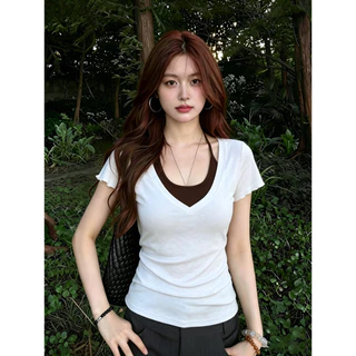 Beryl เสื้อยืดแขนสั้นผู้หญิง แบบสองชิ้นปลอม คอวี สายคล้องคอ ทรงรัดเอวผอม ดีไซน์สีตัดกันวินเทจ สไตล์เกาหลี