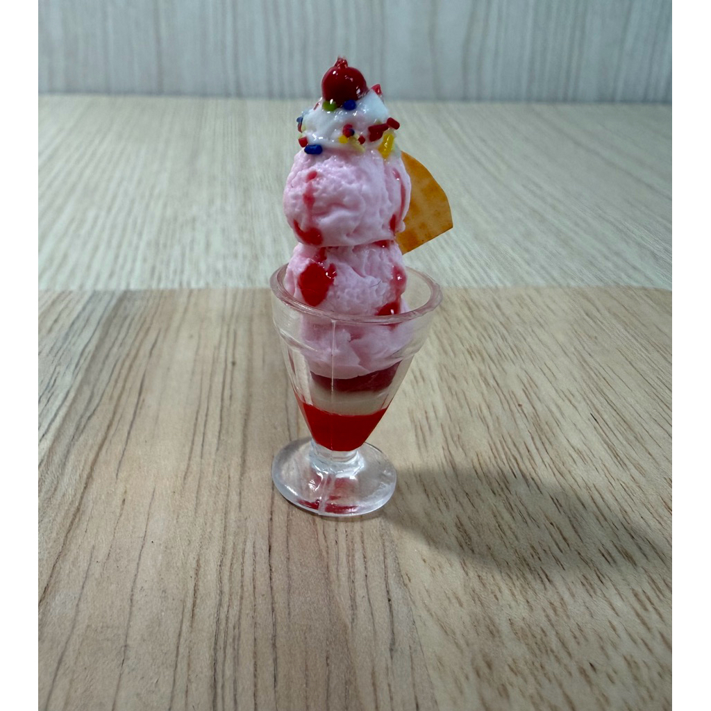 โมเดลไอศกรีมพาร์เฟต์จิ๋ว ของจิ๋วตกแต่งบ้านตุ๊กตา ไอติมสตรอว์เบอร์รีท็อปปิ้งเชอร์รี ขนาดประมาณ 4.5 ซม. สวยสมจริง