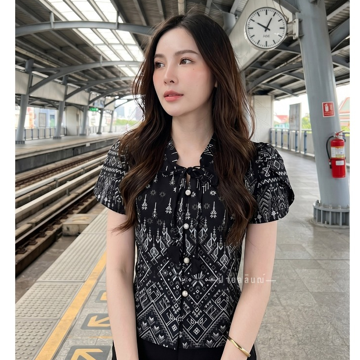 เสื้อผ้าฝ้ายพื้นเมืองคอจีนแต่งแขนกลีบบัว พิมพ์ลายไทย