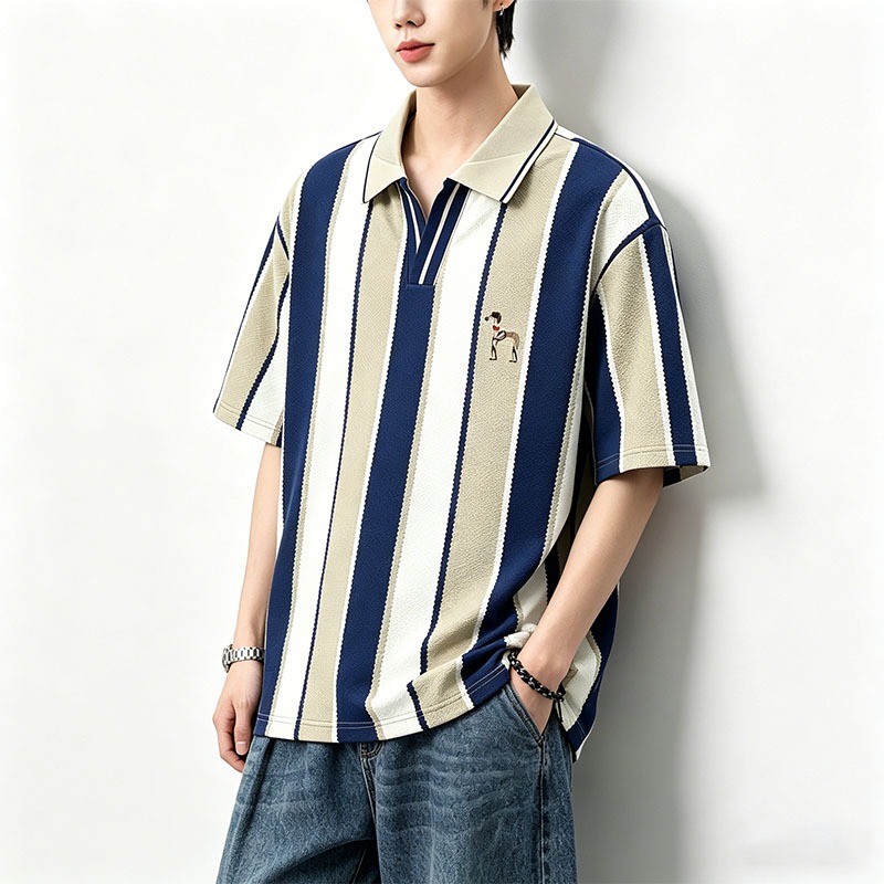เสื้อโปโลผู้ชาย ลายทางแนวตั้ง ปักลายสุนัข คอปกตั้งสีเบจ ลำลองและมีสไตล์ สวมใส่สบายในชีวิตประจำวัน