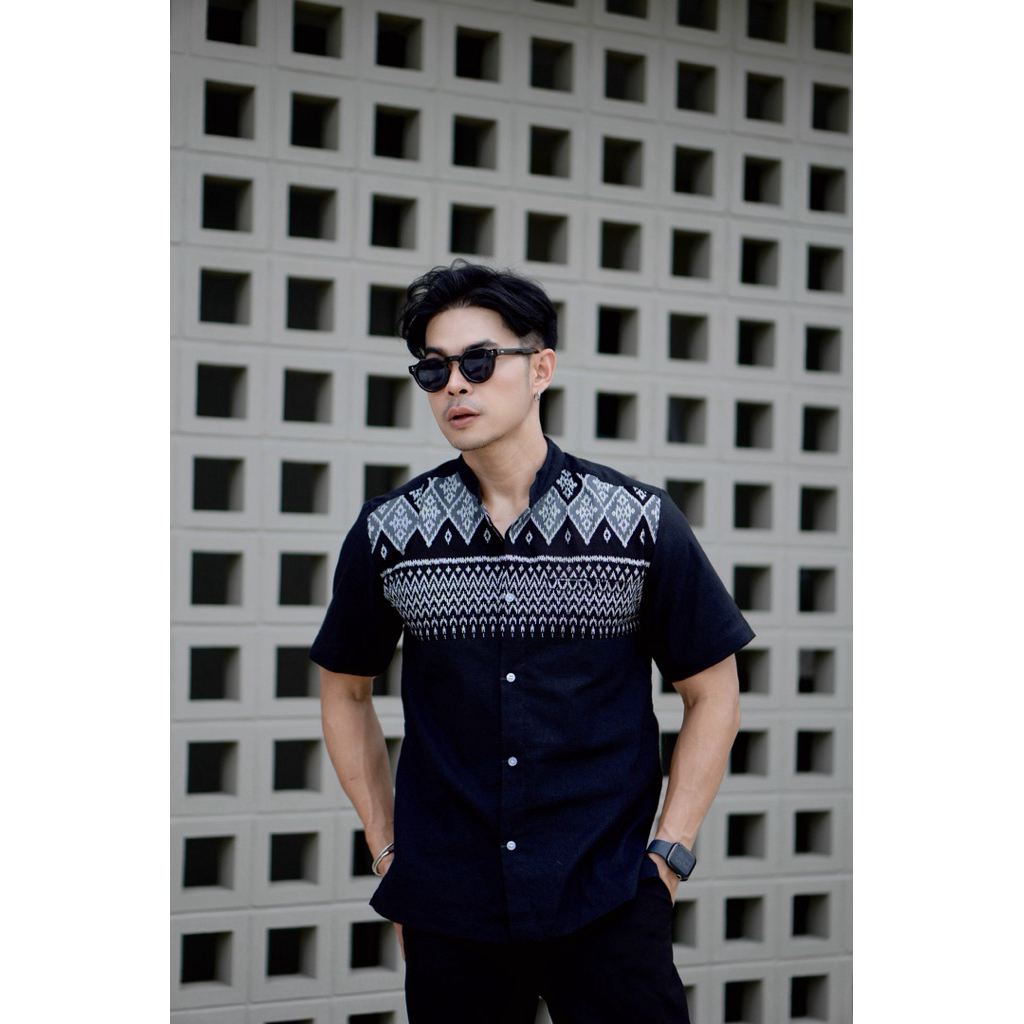 ผ้าไทย เสื้อเชิ้ต เสื้อผ้าฝ้ายฟอกนุ่มพิมพ์ลายหมี่ไพลิน no.P04ดำลายหมี่ไพลิน2
