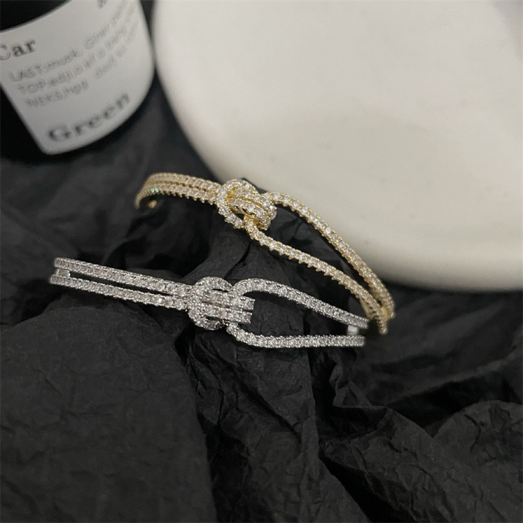 กำไลปมไขว้ ฝังเพชร บีบปรับขนาดได้ เหมาะสำหรับข้อมือ 13-15 cm