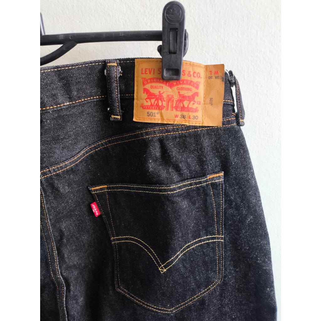 ยีนส์ลีวายสีดำ Levi's 501 Super Black มือสองแท้100% เอว 38นิ้ว ยาวทั้งตัว 38นิ้ว ปลายขา 9นิ้ว