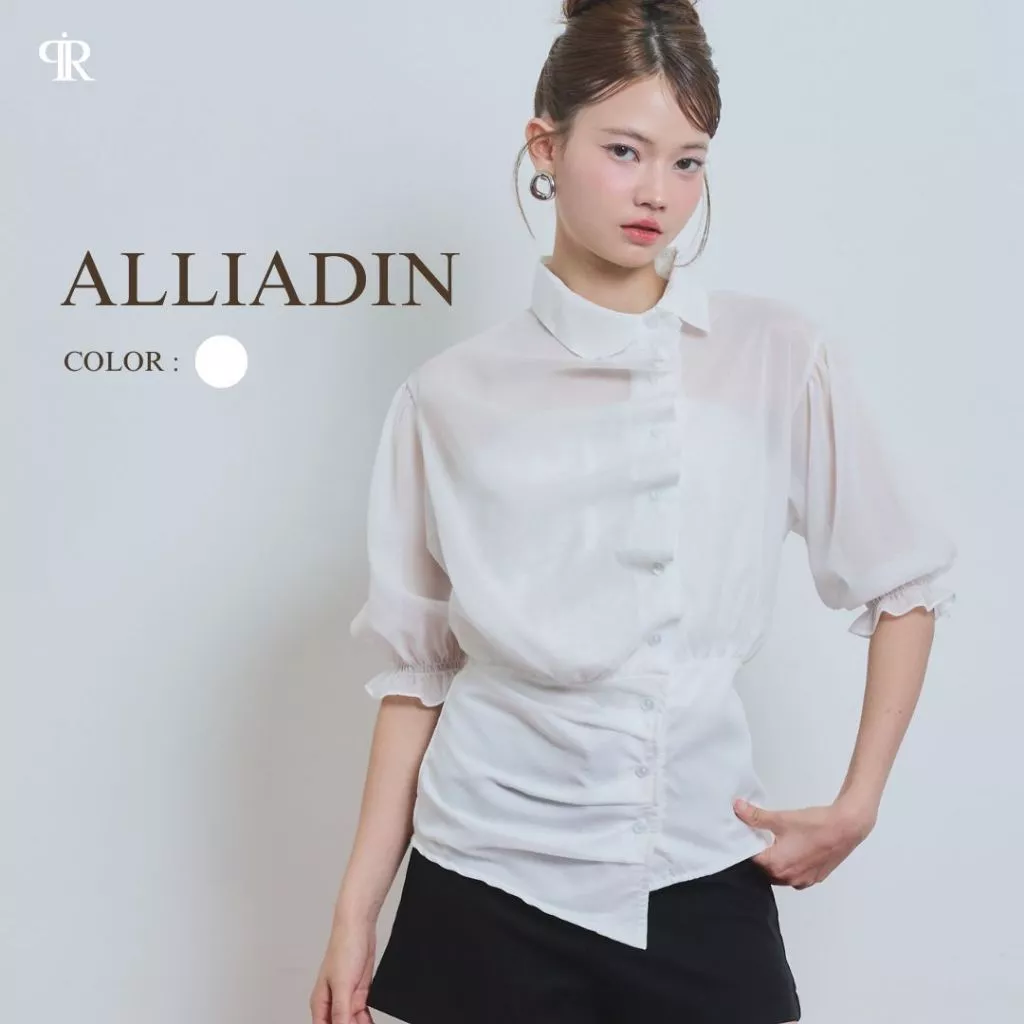 Panchitar Alliadin – เสื้อเชิ้ตผ้าบาง แถมเกาะอกลูกไม้ โดดเด่นด้วยดีเทลการจับย่นด้านหน้าเพิ่มมิติที่ดูไม่เหมือนใคร