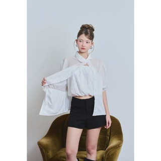 Panchitar Alliadin – เสื้อเชิ้ตผ้าบาง แถมเกาะอกลูกไม้ โดดเด่นด้วยดีเทลการจับย่นด้านหน้าเพิ่มมิติที่ดูไม่เหมือนใคร