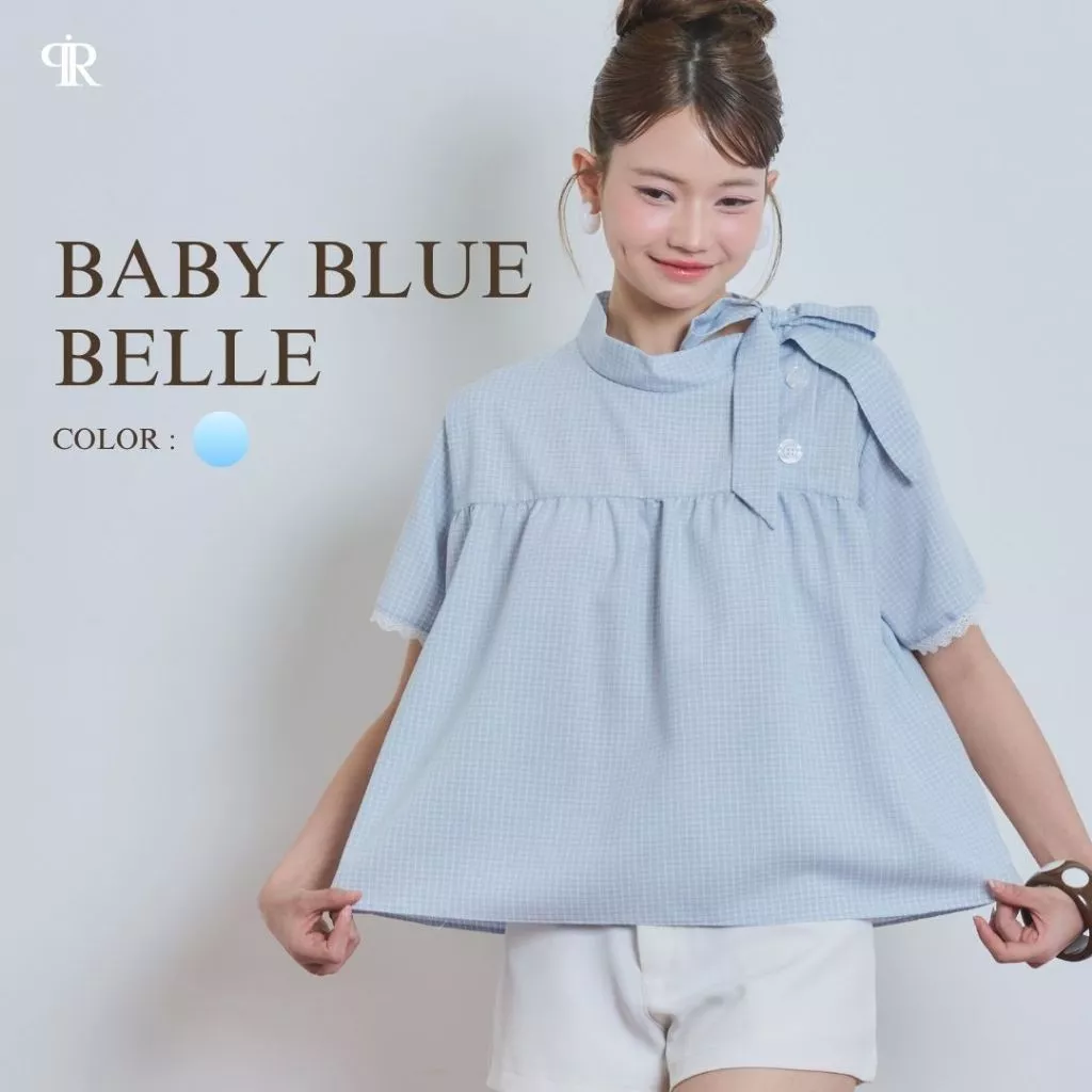 Panchitar Baby Blue Belle – เสื้อสั้นลายสก็อตสีฟ้าพาสเทลสุดน่ารัก ดีเทลคอตั้งกับสายผูกโบว์ด้านข้าง และการแต่งขอบลูกไม้