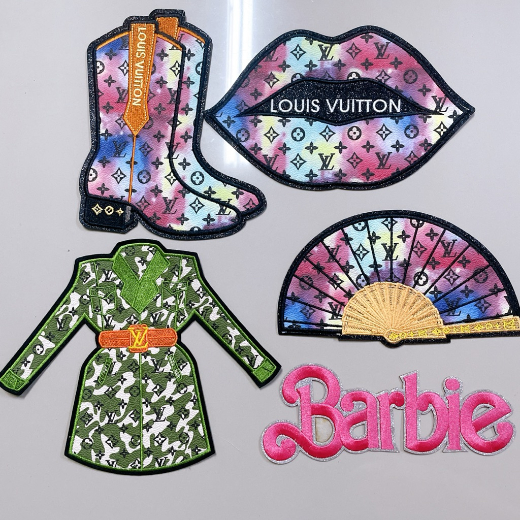 ตัวการ์ตูนแต่งเสื้อผ้า งานหนังเทียม (มีกาวรีด)