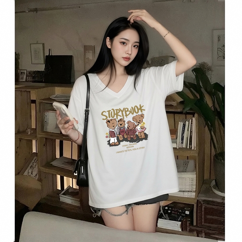 เสื้อยืดแขนสั้นคอวีทรงหลวมตัวนี้ออกแบบมาโดยเฉพาะสำหรับผู้หญิงไซส์ใหญ่ และเหมาะอย่างยิ่งสำหรับผู้ที่มีรูปร่างอวบอิ่ม เป็น