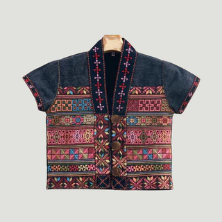 เสื้อผ้าฝ้ายใบปอชินมัยสโตนสำหรับผู้หญิง ดีไซน์ โดดเด่นด้วยการแต่งผ้าทออาข่า ผสมผสานงานปักอย่างลงตัว ให้กลิ่นอายล้านนา