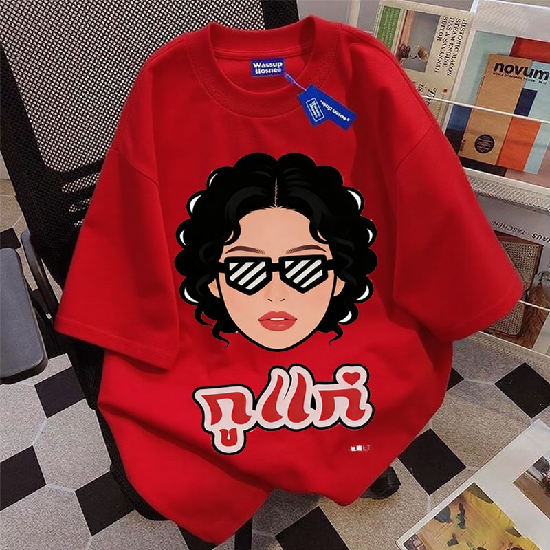 เสื้อยืดโอเวอร์ไซส์ผู้หญิงผู้ชายสีแดงลายกูแก่สาวผมหยิกตลกๆ 5.28