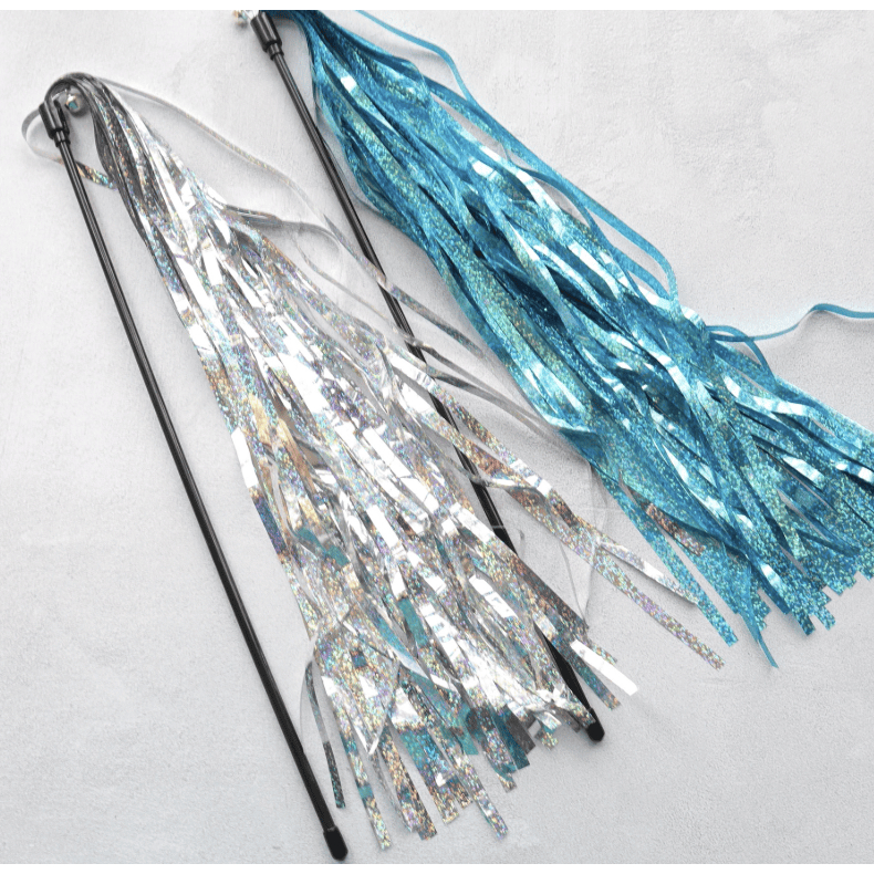 PP-2756 ไม้ตกแมวพู่ริบบิ้นวิบวับ เล่นแสงสวย มีกระดิ่ง ล่อใจแมวเล่นเพลิน มี 2 สี พร้อมส่ง 🐱✨💖