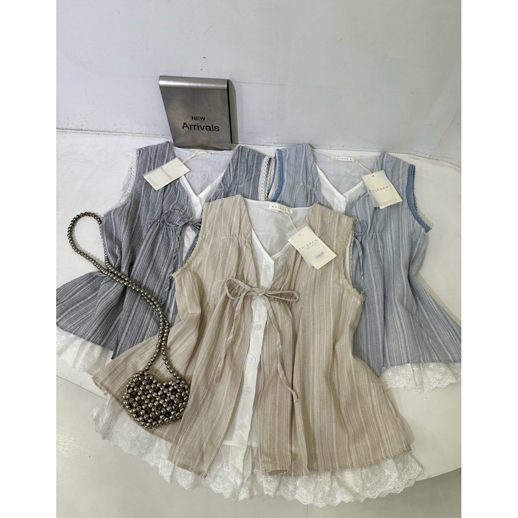 B664 | เสื้อแขนกุดแต่งระบาย ทรงหวานกำลังดี ใส่แล้วดูละมุน