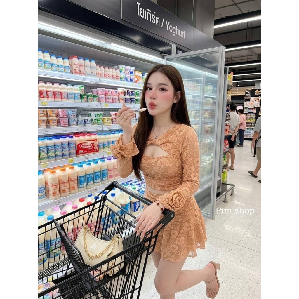 Phapassz - Set เสื้อครอปแขนยาวปลายกุหลาบ ช่วงคอแต่งเว้าอก พร้อมซับใน กางเกงกระโปรงลูกไม้ทรงทวิส #Ontop