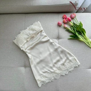 Natee Dress เดรสเกาะอกสีไอวอรี่ ที่ตัดเย็บจากผ้าซาตินเนื้อเงา ตกแต่งด้วยผ้าลูกไม้ฉลุลายดอกไม้