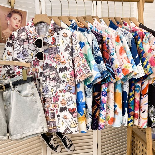 เสื้อเชิ้ตแฟชั่นลายดอก  เสื้อสงกรานต์  ติดกระดุมหน้า เสื้อคอปก ผ้าไหมอิตาลี เนื้อผ้าดีใส่สบาย ผ้าพิมพ์ลายทั้งผืน