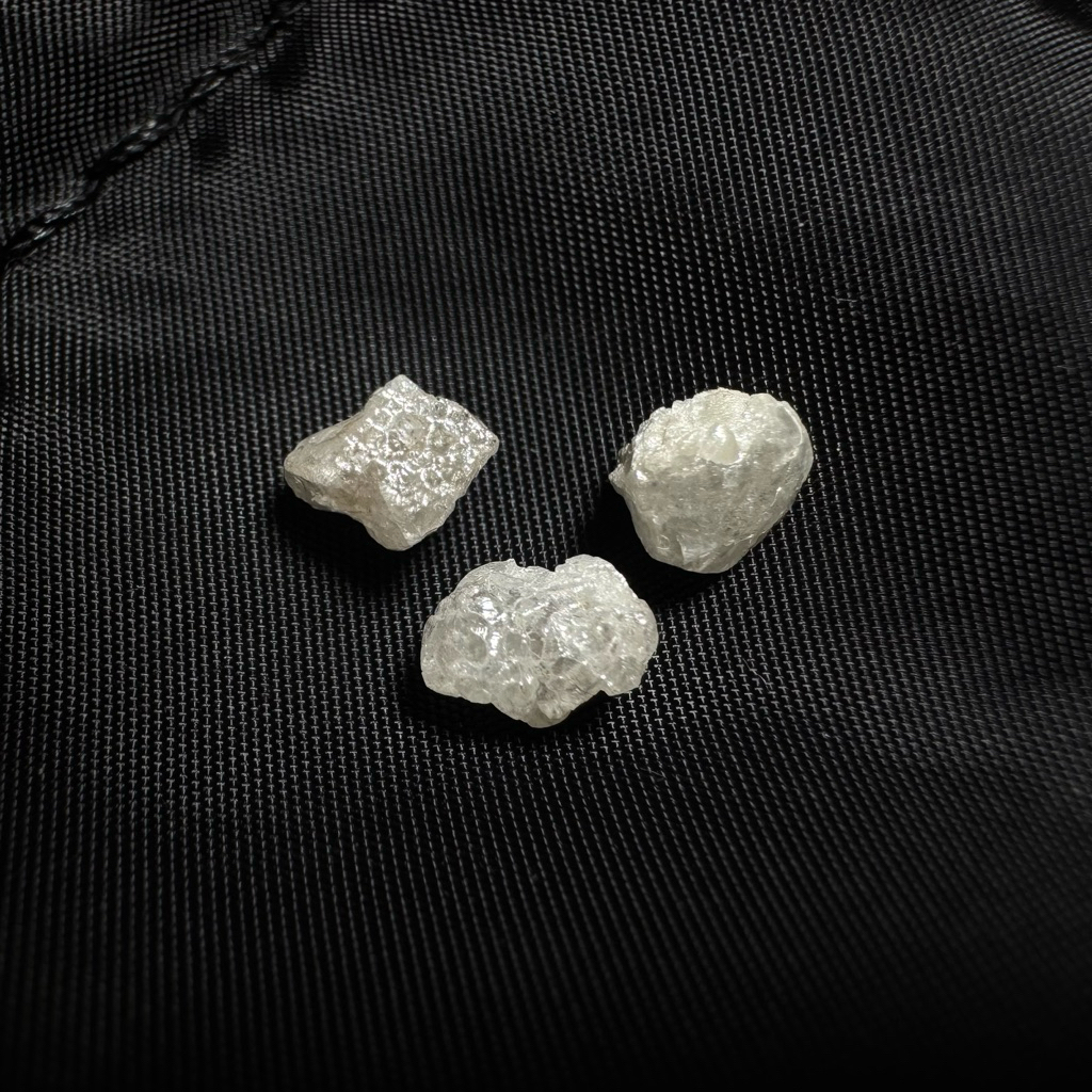 เพชรดิบแท้ธรรมชาติ (Rough Diamond) สีขาว-เทา น้ำหนักประมาณ 0.6-0.7 กะรัต