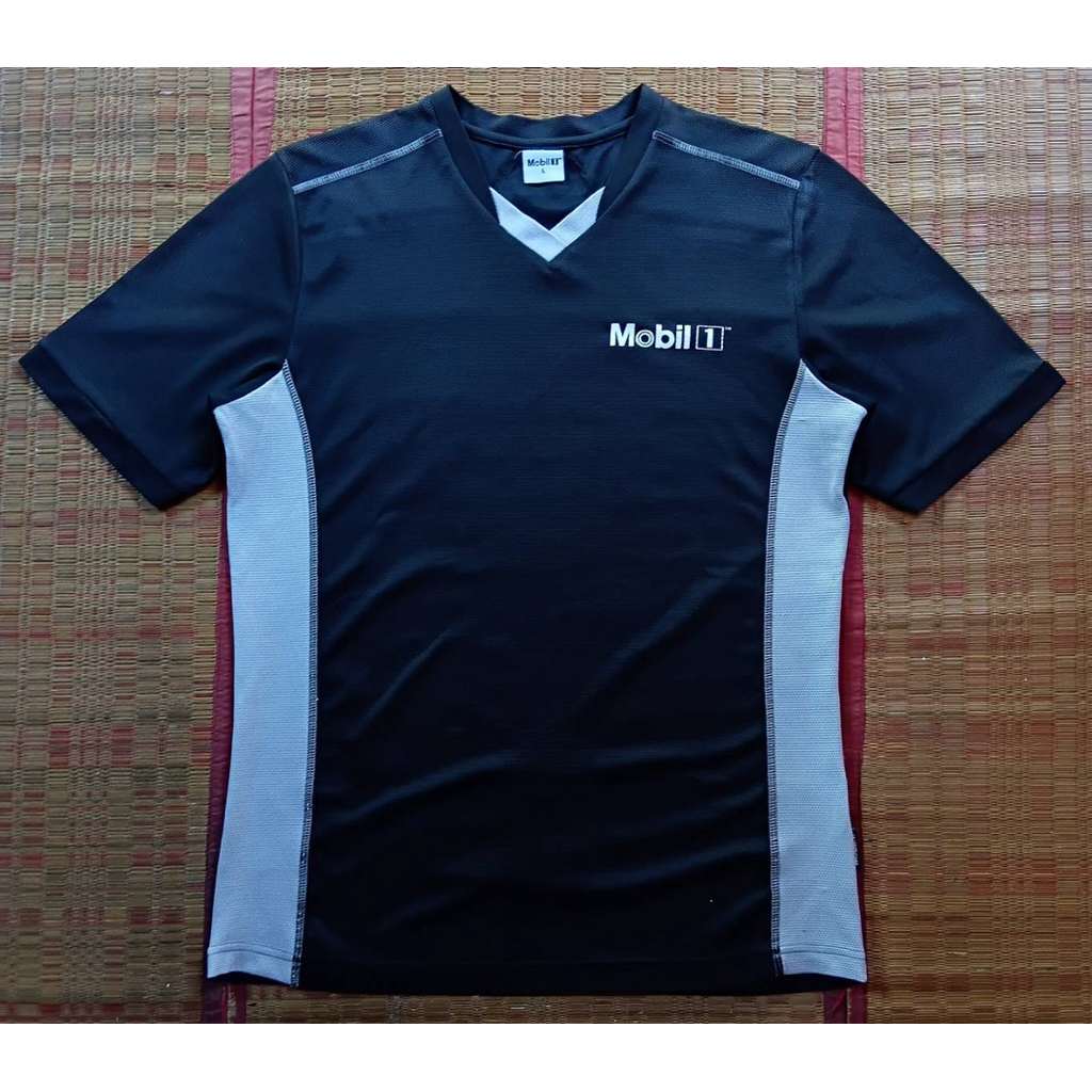 เสื้อยืดสีดำ  Mobil 1