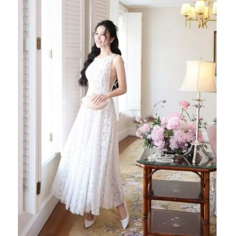 Aileen เดรสลูกไม้ยาวสีขาว แขนกุด ซีทรูด้านข้าง