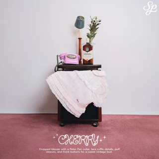Cherry Crop_SP137 เสื้อครอปคอบัวแต่งระบาย กระดุม 3 เม็ด ลูกไม้หน้า โลโก้เหล็กSudpung