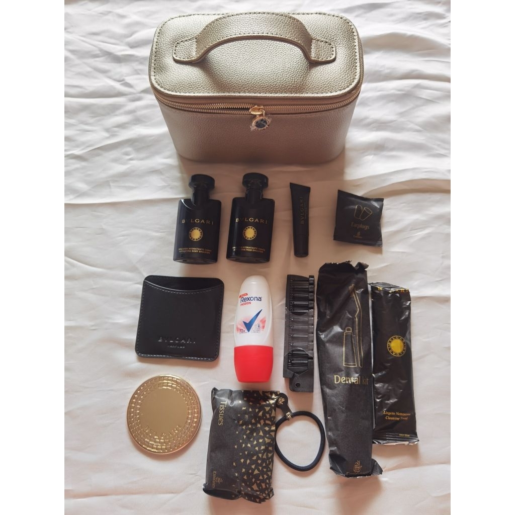 กระเป๋า​ amenity kit emirates first class ผู้หญิง​จากแบรนด์​ bvlgari​ ครบเซ็ต​พร้อมน้ำหอม