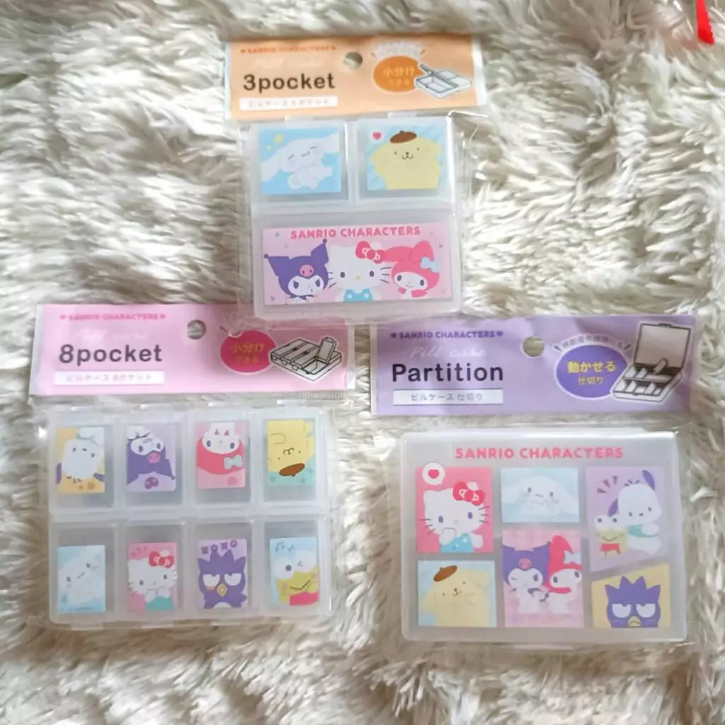 รุ่นใหม่ กล่องไดโซะ กล่องยา Sanrio ซานริโอ้ Pill Case ใส่ของจุกจิก เครื่องประดับ สติ้กเกอร์ หลายช่อง พร้อมส่ง