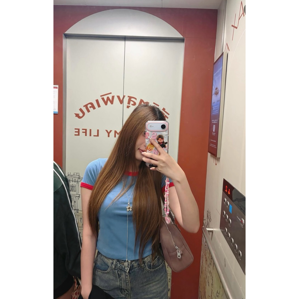 เสื้อครอป phomthong สีน้ำเงินขอบแดง