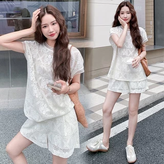 Swan shop ชุดเซ็ตเสื้อลูกไม้ถักโครเชต์สีครีม + กางเกงขาสั้น เอวสม็อค ทรงหลวม ใส่สบาย ลุคคาเฟ่/เที่ยวทะเล สไตล์เกาหลี