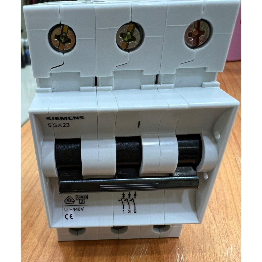 ลูกย่อยเซอร์กิตเบรกเกอร์ (Miniature Circuit Breaker - MCB) แบบ 3 โพล (3-Pole) รุ่น 5SX2332-7