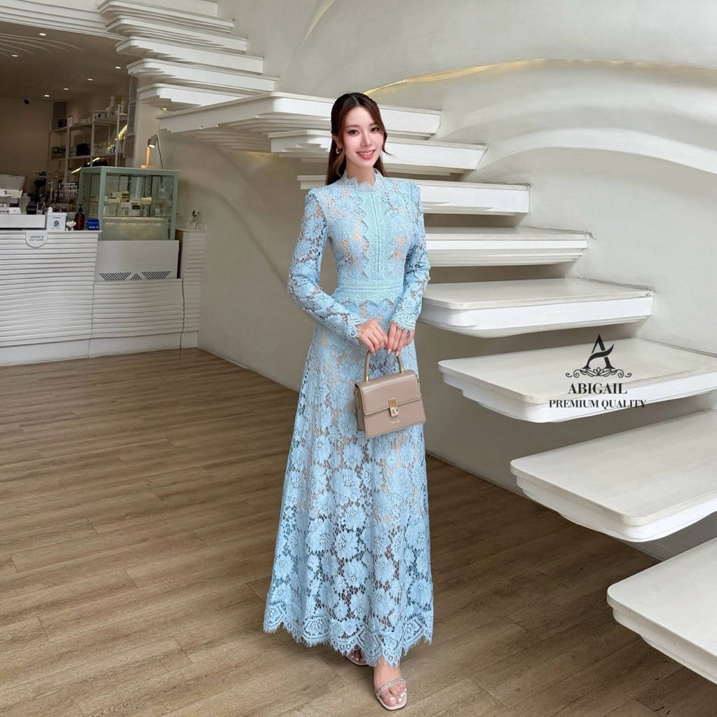 เดรสแขนยาว โทนสีฟ้าพาสเทล คอปีนแต่งขอบลูกไม้ อกเสริมฟองน้ำ เอวเข้ารูป แต่งแถบลูกไม้คาดเอว งานซิบซ่อนด้านหลัง #abi