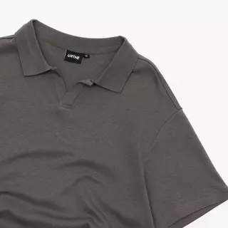 URTHE - เสื้อโปโล แขนสั้น Oversize รุ่น SLIT NECK POLO SHIRT