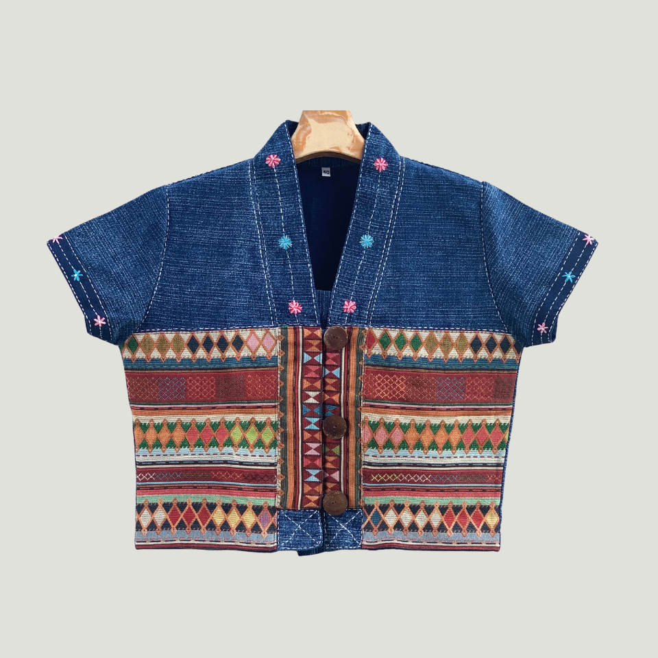 เสื้อคอวีใบปอ ผ้าฝ้ายพื้นเมืองสโตน แต่งลายผ้าทอกระเหรี่ยง กระดุม3เม็ด ทรงสวยเข้ารูปสไตล์ เอวลอยน่ารัก มีขนาด38-40นิ้ว