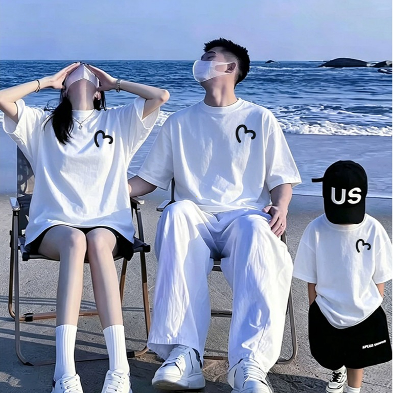 COD-เสื้อครอบครัว 3 คน ฤดูร้อน 2026 เสื้อยืดคู่พ่อแม่ลูก ลายหัวใจสีดำมินิมอล สีขาว ผ้านุ่มใส่สบาย