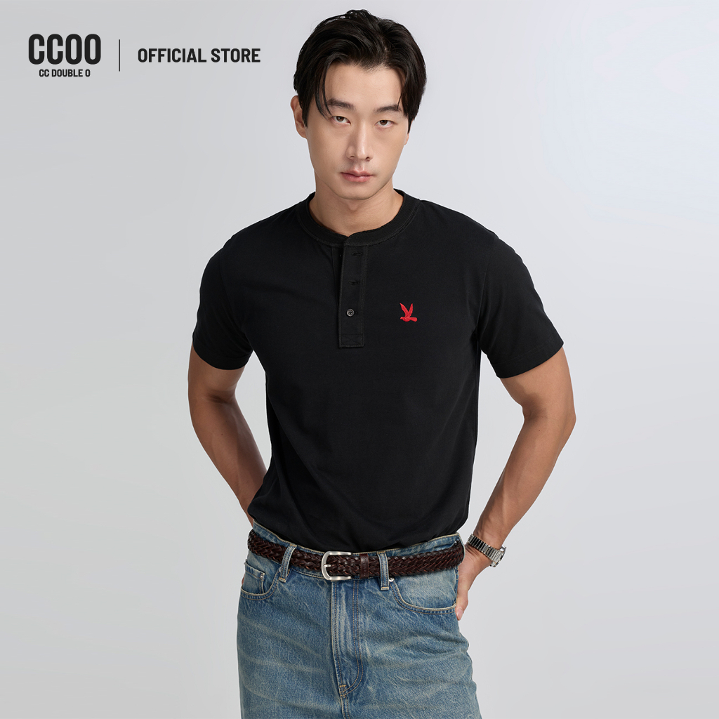 CC DOUBLE O SIGNATURE BIRD LOGO HENLEY TEE ผู้ชาย เสื้อยืดเฮนลีย์แขนสั้นปักนก รุ่น O26WGMA026 (AW26 #P1)