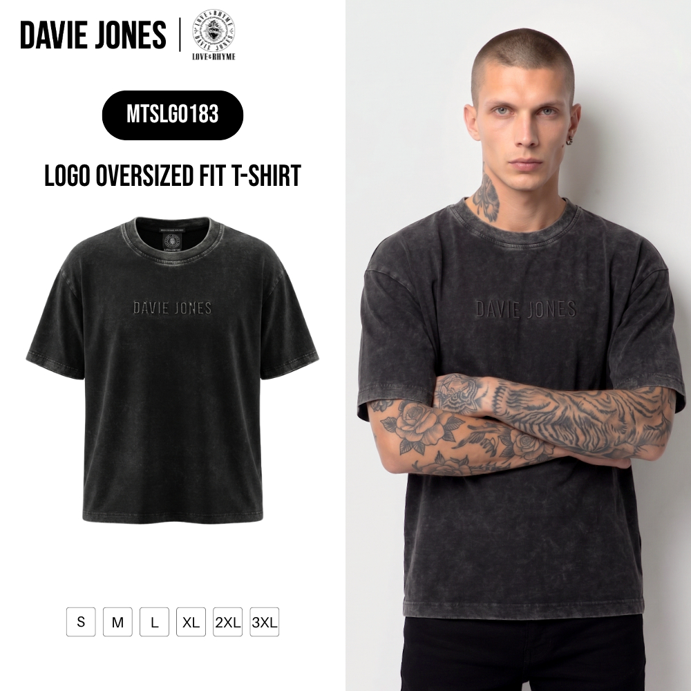 DAVIE JONES [LOVE & RHYME] เสื้อยืดผู้ชาย Logo Oversized  Fit T-Shirt  สีดำฟอก LG0183