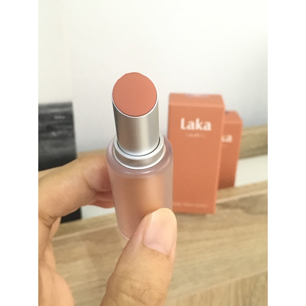 ขนาดปกติ ลิปแมทเกลี่ยฟุ้งๆ สี 404 Off Salmon  Laka Bulky Matte Lipstick สี 404 Off Salmon